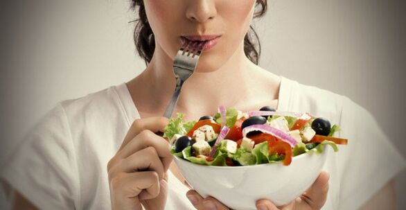 dievča, ktoré drží tanier šalátu