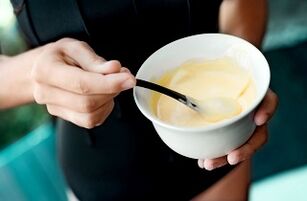 Používanie domáceho šampónu môže obnoviť poškodené vlasy